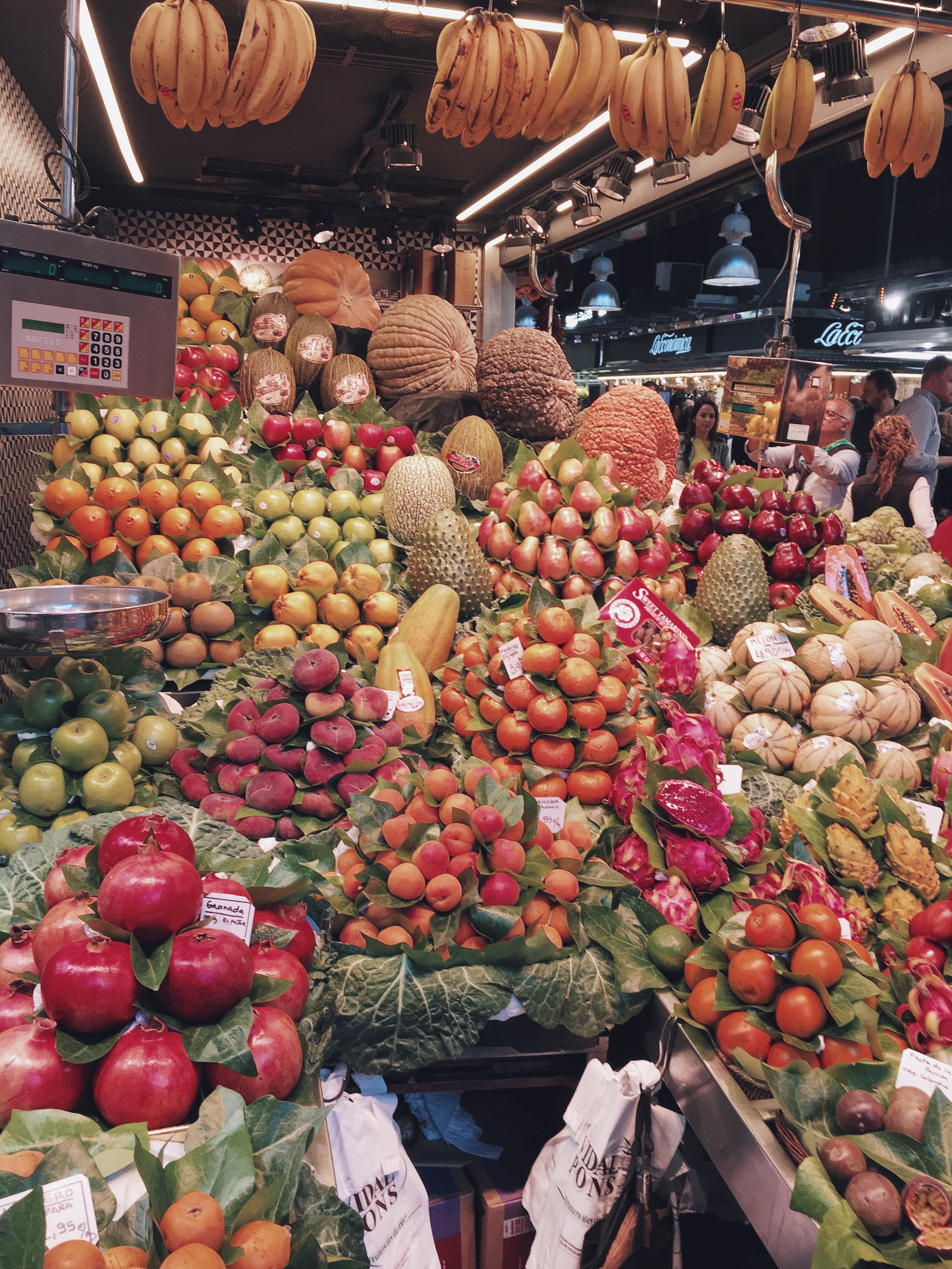 Owoce na bazarze "La Boqueria" w Barcelonie.