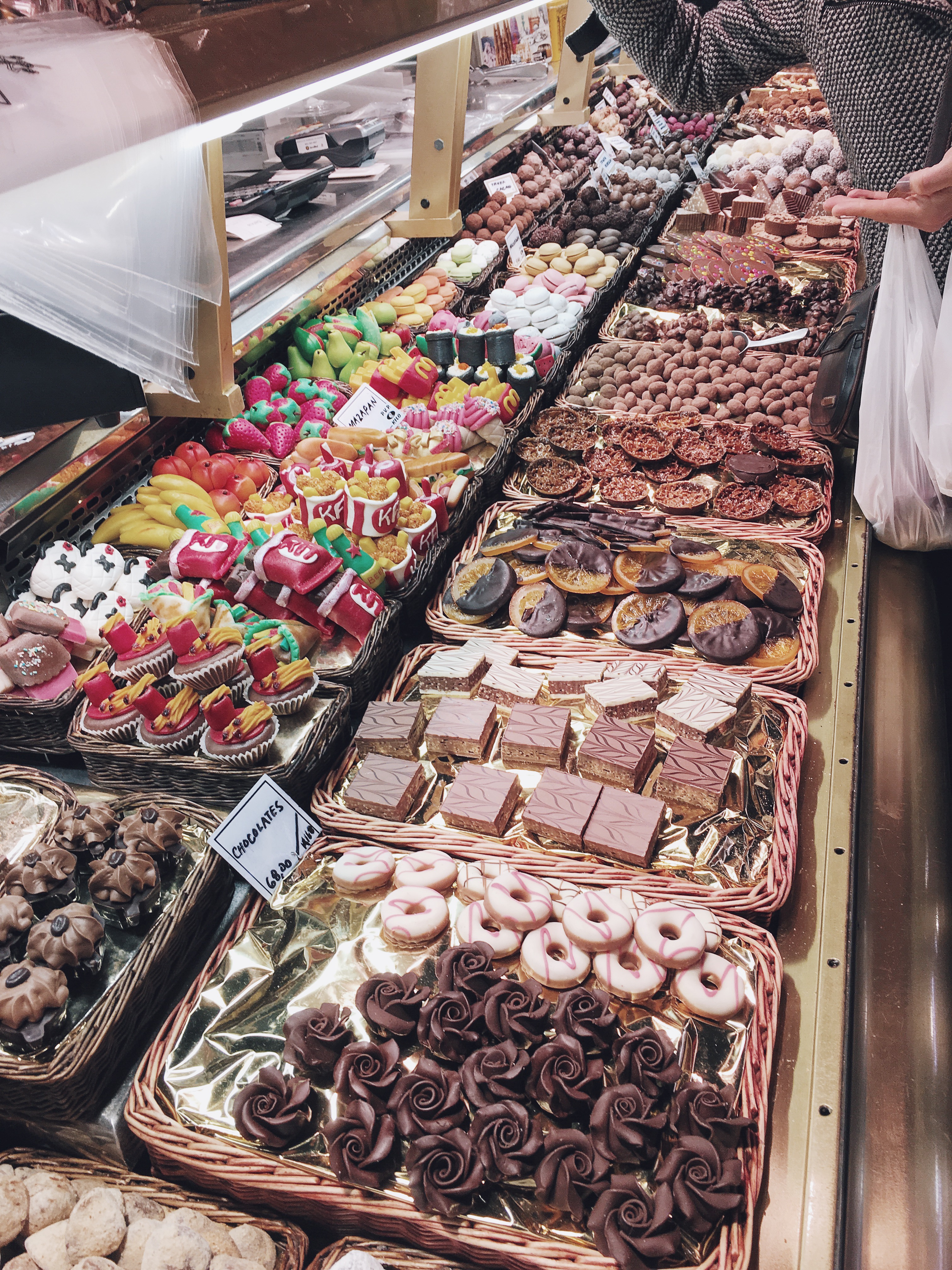 Słodycze na bazarze "La Boqueria" w Barcelonie.