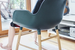 Krzesło Form Rocking Chair marki Normann Copenhagen bardzo przypadło do gustu dzieciom